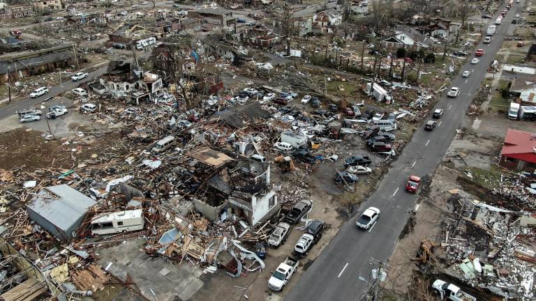 ¿Un tornado en diciembre? Una rareza producto del cambio climático que deja al menos 94 muertos