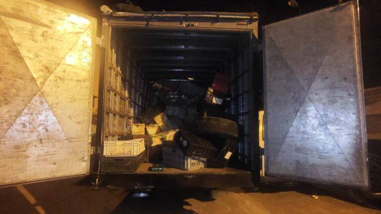 Accidente de furgón en vía Guaranda-Riobamba deja al descubierto 1,8 toneladas de cocaína