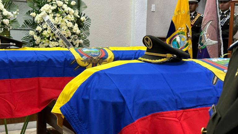 Familiares, amigos y policías despiden en velorio a los dos oficiales que fueron asesinados en Samborondón