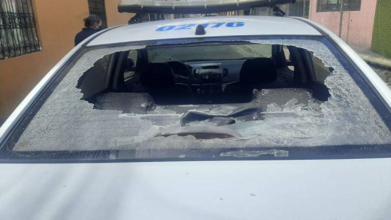Patrulleros de la Policía Nacional fueron destruidos en el sur de Quito.