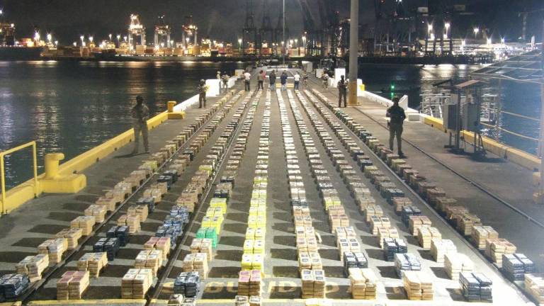 Detienen a ecuatorianos con 13,5 toneladas de cocaína en un barco en Panamá