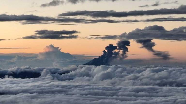 El volcán Sangay ha emanado desde el viernes columnas de gas y ceniza de entre 1.000 y 1.800 metros sobre el nivel del cráter.