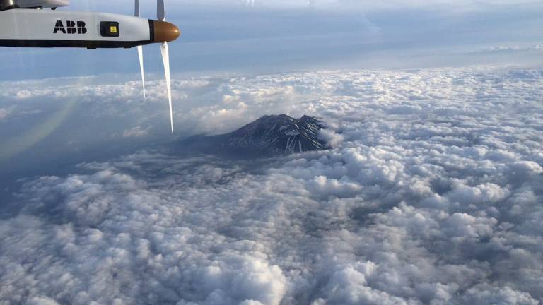 El Solar Impulse II desvía su ruta debido al mal tiempo