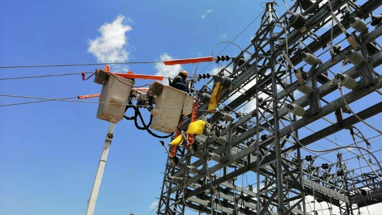 Operarios realizan labores de mantenimiento en una estación eléctrica.