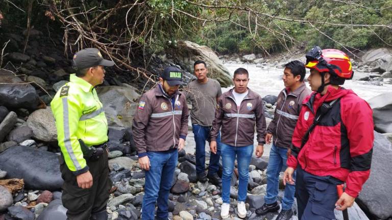 Entidades de rescate en las labores de búsqueda de las 2 personas desaparecidas la tarde del jueves, en el sector de las cascadas parroquia Río Verde, en Tungurahua.