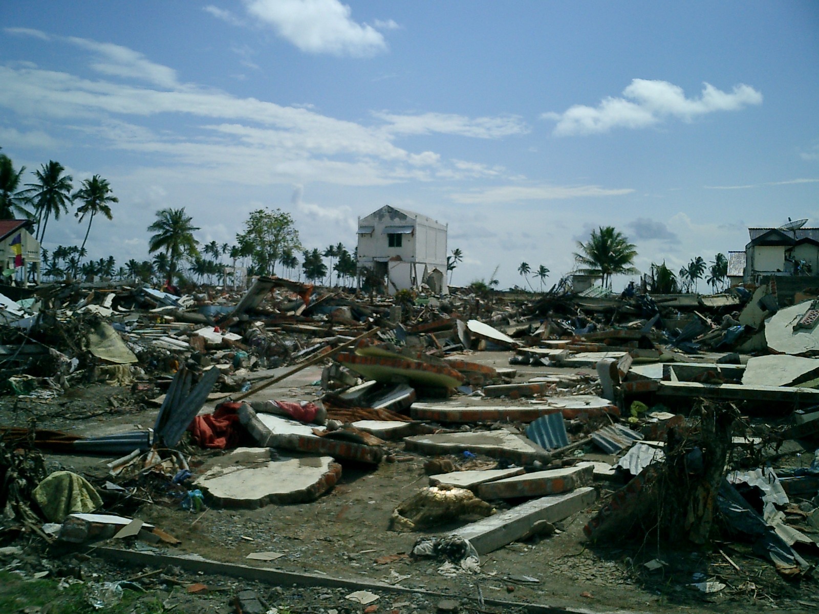 Un sismo de 7,9 de magnitud sacude Indonesia