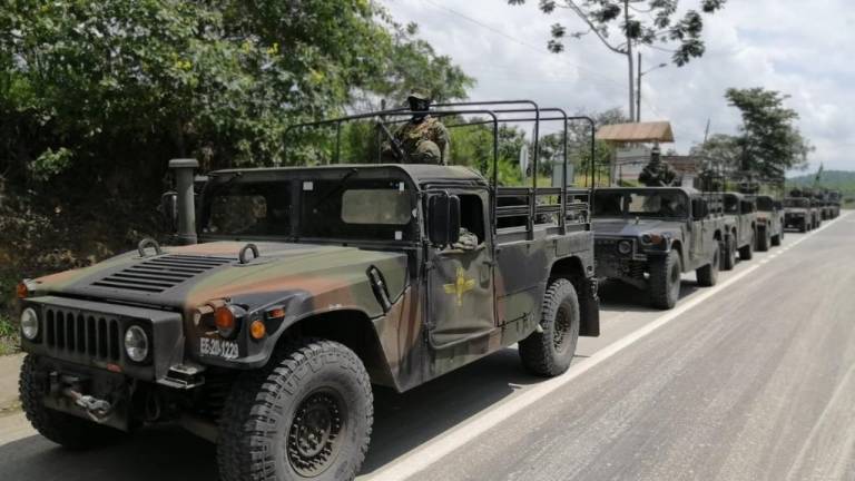 Ecuador moviliza 200 hombres y 20 vehículos tácticos a frontera con Perú