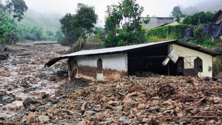 Aluvión en un recinto de Alausí destruyó viviendas, una iglesia y cuatro puentes