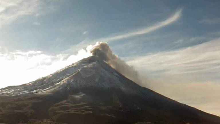 Volcán Cotopaxi emana columna de 500 metros de gases