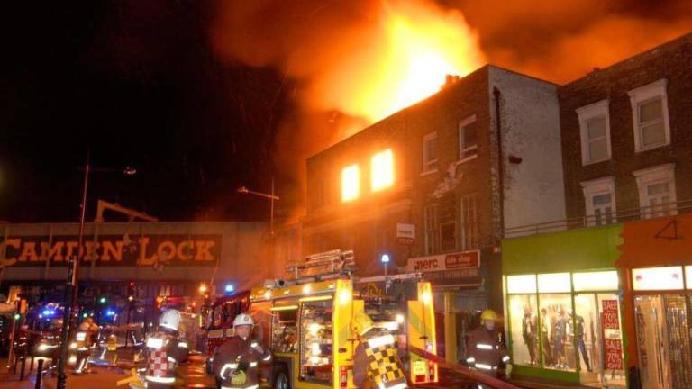 Se desata incendio en un mercado de Londres