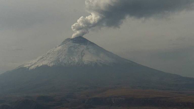 Una “luz” es detectada en el cráter del volcán Cotopaxi; Geofísico da detalles del fenómeno