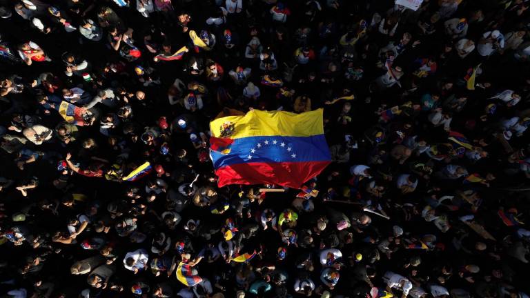 Bandera de Venezuela en medio de una manifestación por las recientes elecciones presidenciales.