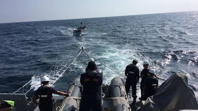 Rescatan a 18 personas de un barco hundido en Posorja