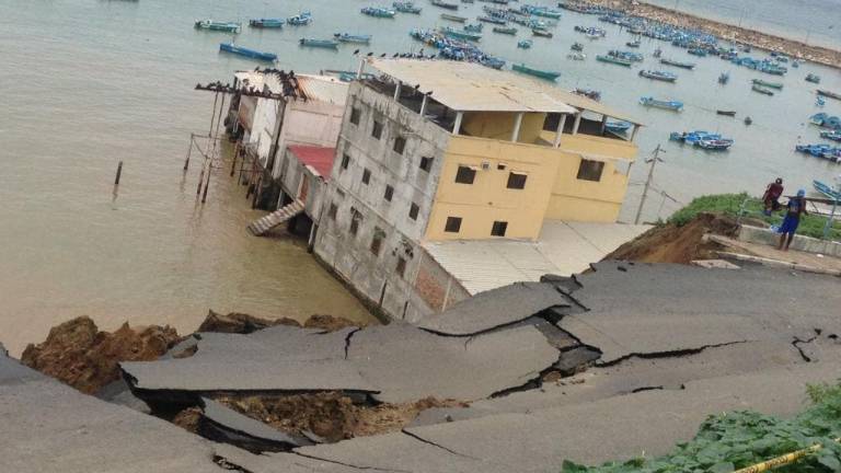 Colapsa la vía de ingreso al puerto pesquero de Anconcito, en Salinas