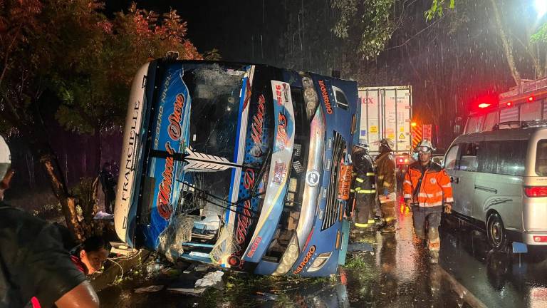 Volcamiento de bus en la vía a la Costa deja al menos siete fallecidos: esto se conoce sobre el accidente
