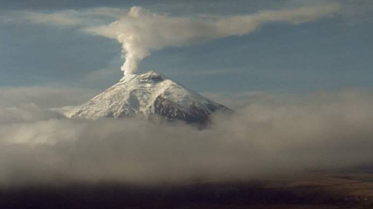 Geofísico reporta que el volcán Cotopaxi emite gases y vapor de manera continua