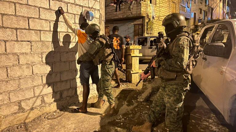 Ministro de Defensa: se trata de un porte y tenencia de armas de fuego regulada, con requerimientos estrictos