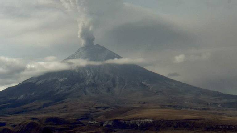 Volcán Cotopaxi lanza una doble columna de gases y ceniza; Geofísico da detalles