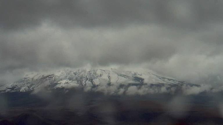 Volcán Cotopaxi emana una columna de mil metros de vapor, gas y ceniza