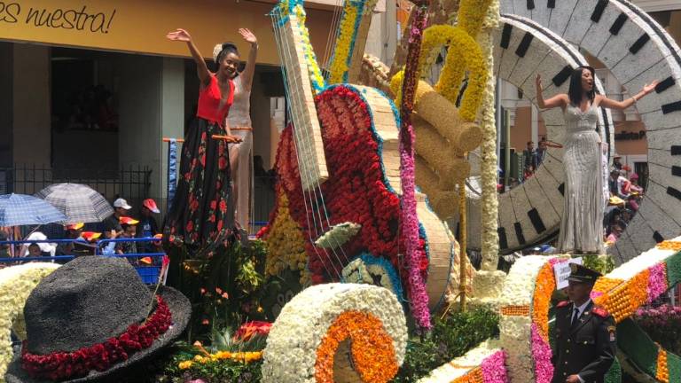 Millones de flores protagonizan el carnaval de Ambato