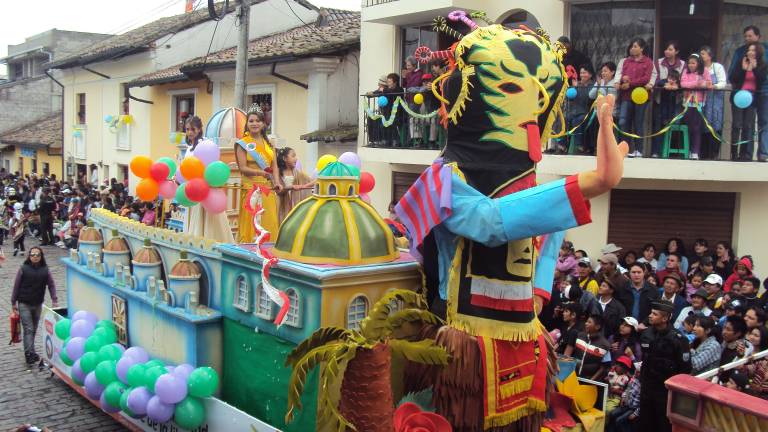 Colores del carnaval se llevan en la cara en Amaguaña