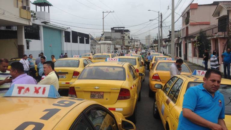 En Guayaquil, taxistas protestan contra informales y apps