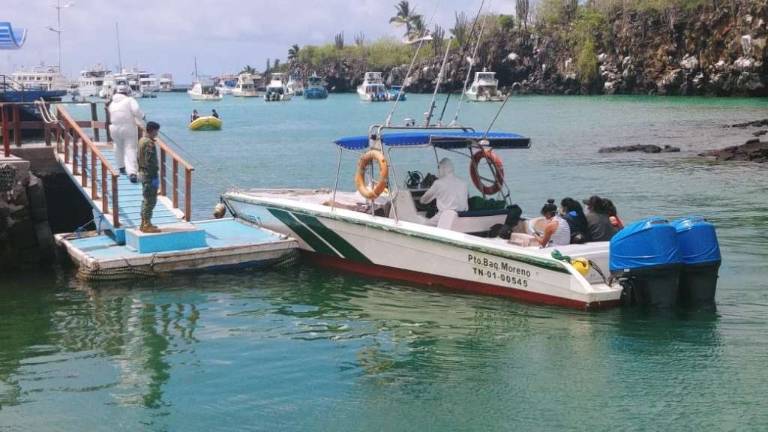 Más de 600 tripulantes cumplen cuarentena en barcos en Galápagos, 51 con coronavirus