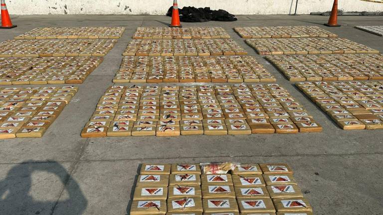 1.460 bloques rectangulares de cocaína fueron incautados en altamar.