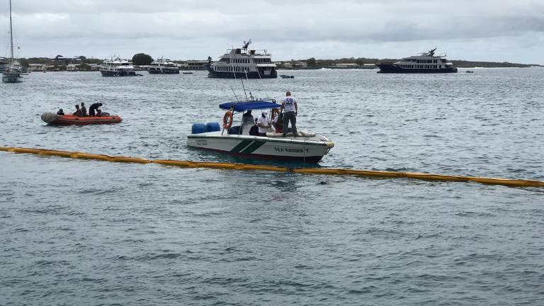 Riesgo ambiental tras hundirse gabarra en la Isla San Cristóbal de Galápagos