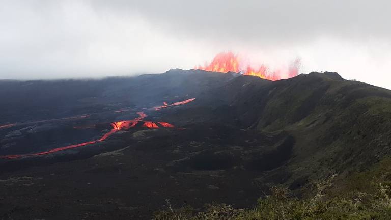 Actividad del volcán Sierra Negra se mantiene "alta"