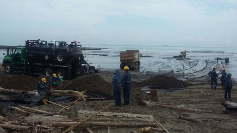 Fiscalía investiga derrame de petróleo en Esmeraldas