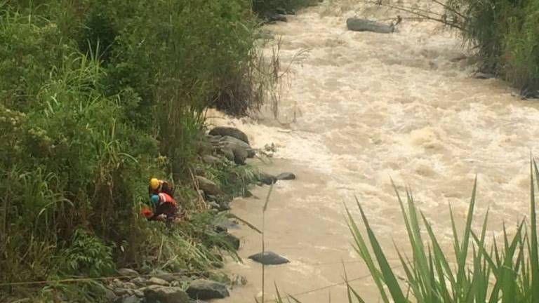 Recuperan cadáveres de familia arrastrada por crecida de río en Cotopaxi