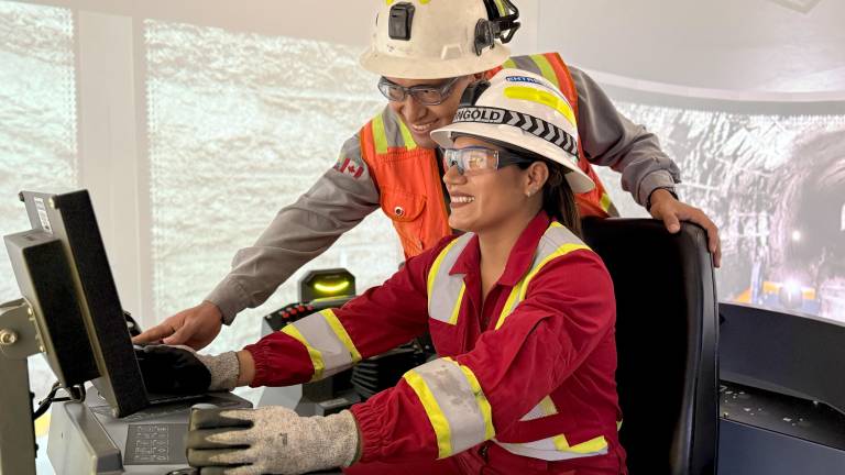 8M en Ecuador: la historia de las únicas cuatro operadoras de maquinaria minera del país