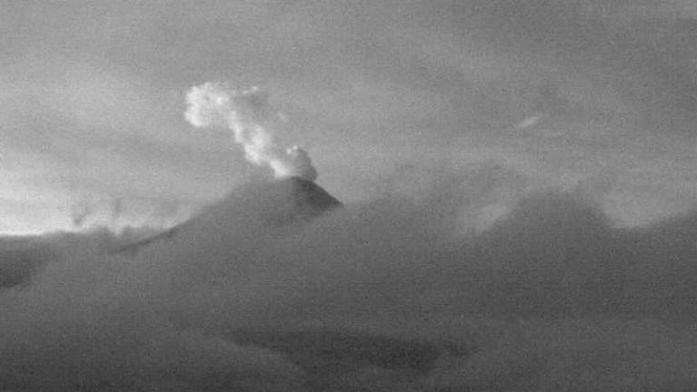 Volcán Cotopaxi genera nube de gas y ceniza de más de mil metros