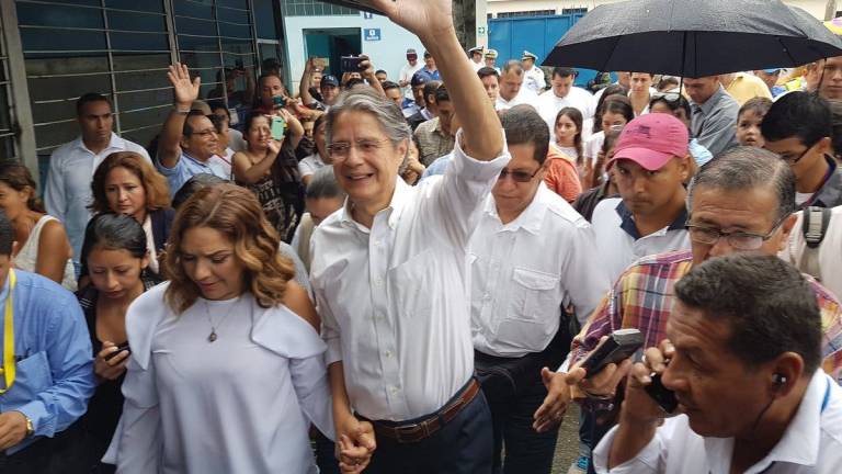 Lasso votó acompañado de su familia en Guayaquil