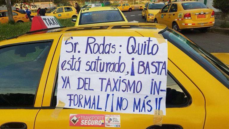 Taxistas en Quito paralizan su actividad