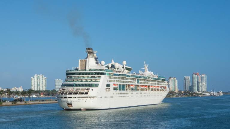 Estafador en Ambato prometió viaje a EEUU en un crucero: víctimas compraron gabardinas y zapatos