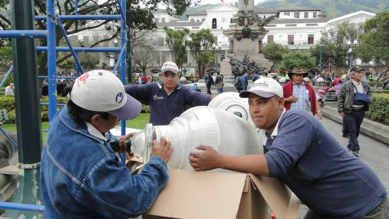 Reparan las luminarias de la Plaza Grande en Quito