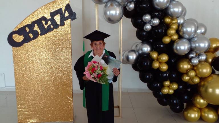Inspirador: abuelita de 84 años cumple el sueño de graduarse como bachiller