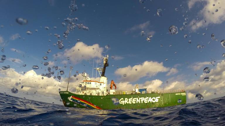 Arctic Sunrise: Llega a Galápagos el barco pensado para cazar focas que ahora busca proteger la fauna marina