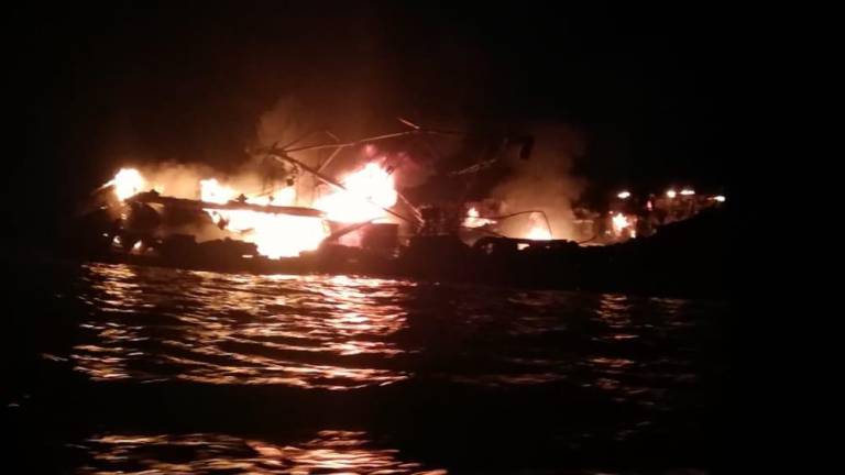 Armada da detalles sobre el incendio de un barco en la isla Puná; hay un desaparecido