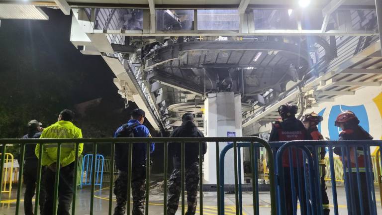 Más de 80 personas estuvieron atrapadas en el Teleférico de Quito, tras falla que afectó el sistema
