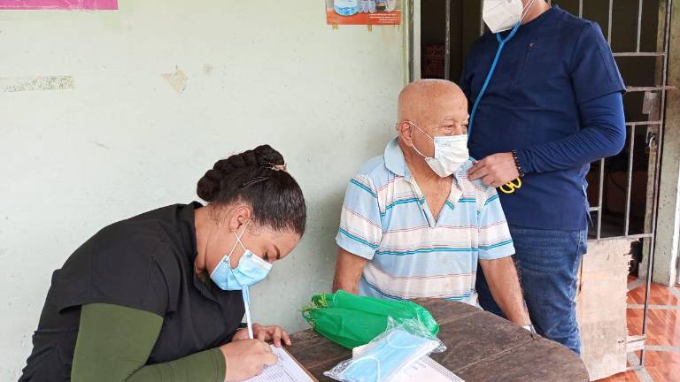 La contaminación por el derramamiento de petróleo también derivó en problemas respiratorias. Personal del Ministerio de Salud asistió a las comunidades de Quinindé para entregar mascarillas y hacer controles a los adultos mayores y a otras personas afectadas.