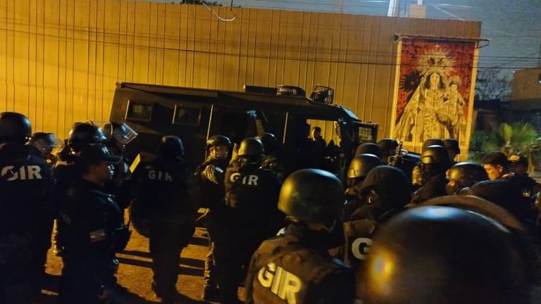 Policía rescata a 15 guías retenidos en la Penitenciaría del Litoral durante balacera