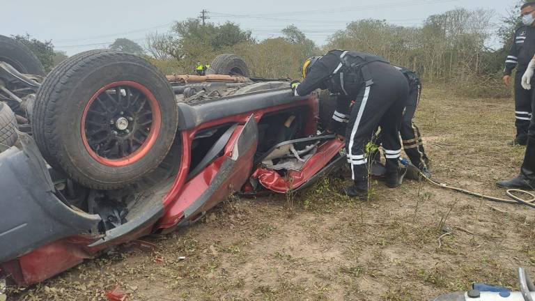 Un carro que presuntamente llevaba droga quedó destrozado tras accidentarse en Manta