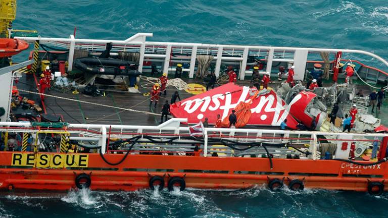 Indonesia reanuda búsqueda de víctimas de vuelo de AirAsia