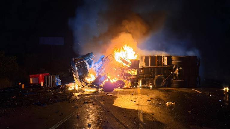 Tragedia en Santa Elena: choque entre camión y camioneta deja 10 muertos y un herido en Zapotal