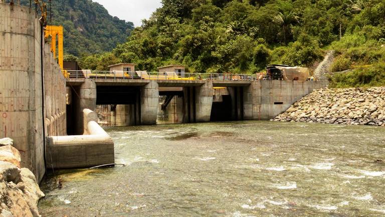Glosas millonarias por central Toachi Pilatón: Contraloría descubre multas no cobradas, defectos de la obra y más