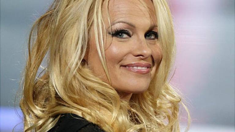 Pamela Anderson posa en lencería a sus casi 50 años