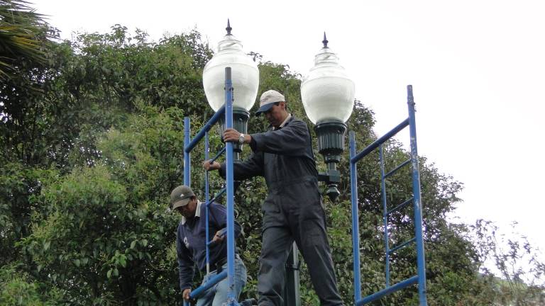 Reparan las luminarias de la Plaza Grande en Quito